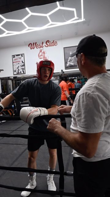 👊💥1 WEEK OUT! Beau is locked in and gets a surprise call from 2 time Olympian and 11X Canadian Champ @domenicfilane 🇨🇦

📸 @flinkmoments