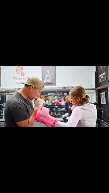 Mark Simmons discussing the finer points of the liver shot during Saturday's seminar.

@lefthook25 
 
Shot by @rogneyimages